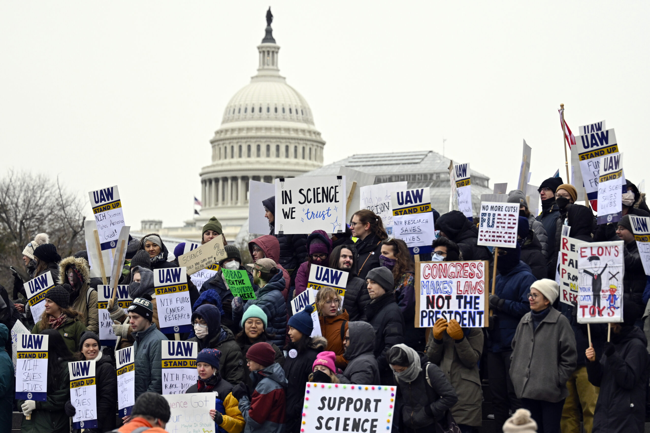 ABD'de yüzlerce kişi, Trump’ın araştırma kurumlarına uyguladığı kesintileri protesto etti