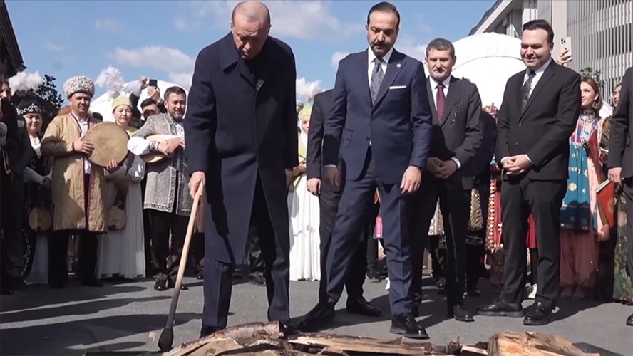 Cumhurbaşkanı Erdoğan nevruz ateşini yaktı, üzerinden atladı