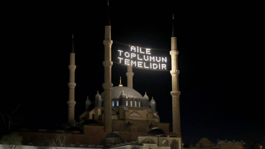 Ramazan mahyalarında "aile" vurgusu