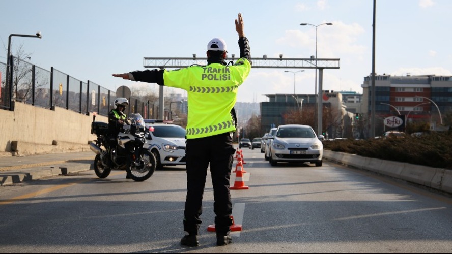 Trafik suçlarına hapis cezası geliyor! Yol kesen, drift atan, alkollü araç kullanana ağır cezalar...