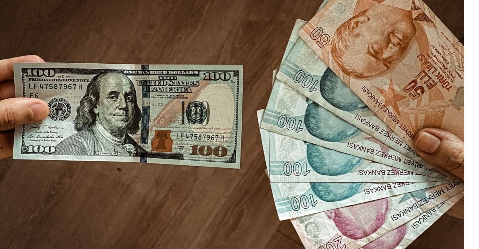 Türk şirketlerinin döviz borcu artıyor, liraya güven sürüyor