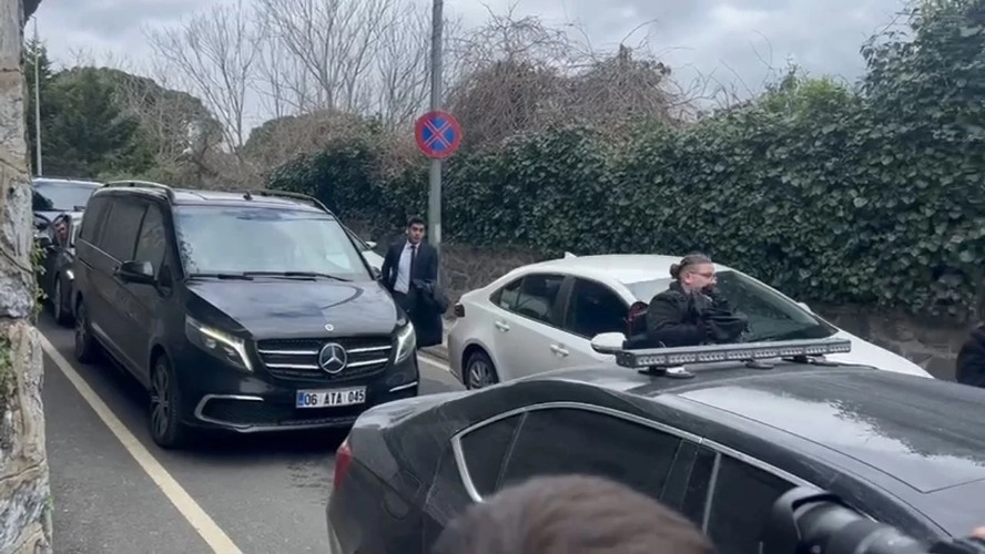 CHP Genel Başkanı Özgür Özel İmamoğlu'nun evine gitti