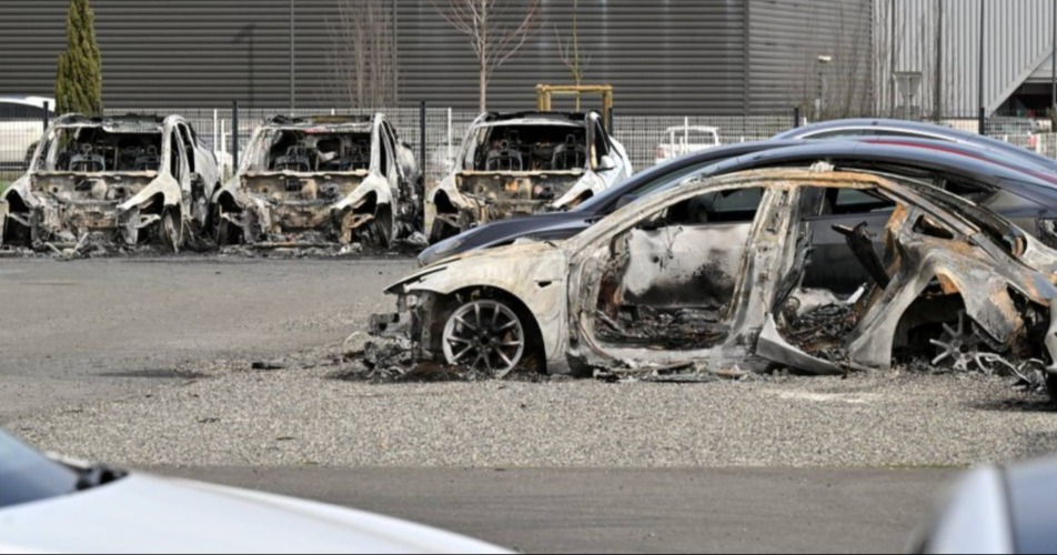 Tesla mağazasında feci yangın! Galerideki araçlar kül oldu