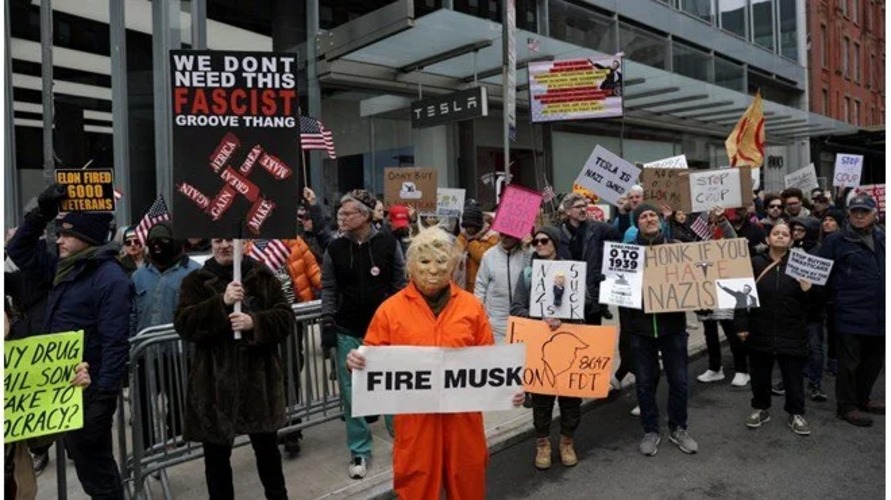Tesla bayileri önünde Musk'a yönelik protestolar sürüyor