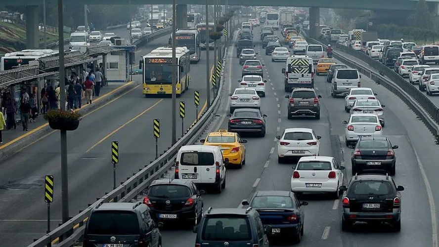 Martta trafiğe kaydı yapılan taşıt sayısı %13,7 azaldı: Otomobil ve minibüste artış, diğer araç türlerinde düşüş görüldü