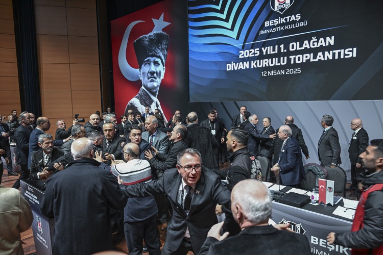 Beşiktaş’ta divan kurulu karıştı! Başkan Arat'a fiziki müdahale... Toplantı iptal edildi