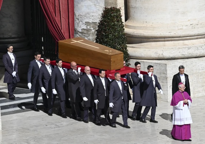 Dünya liderlerine kınama: Papa Francis'in cenaze töreninde kıyafet krizi
