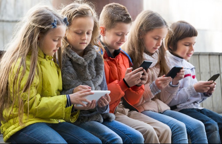 Fransa'da okullarda cep telefonu yasağı daha da genişliyor