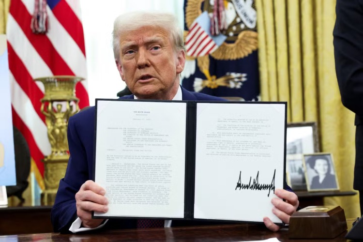 Trump, göçmenler için "ABD dışına ücretsiz uçuş" kararnamesini imzaladı