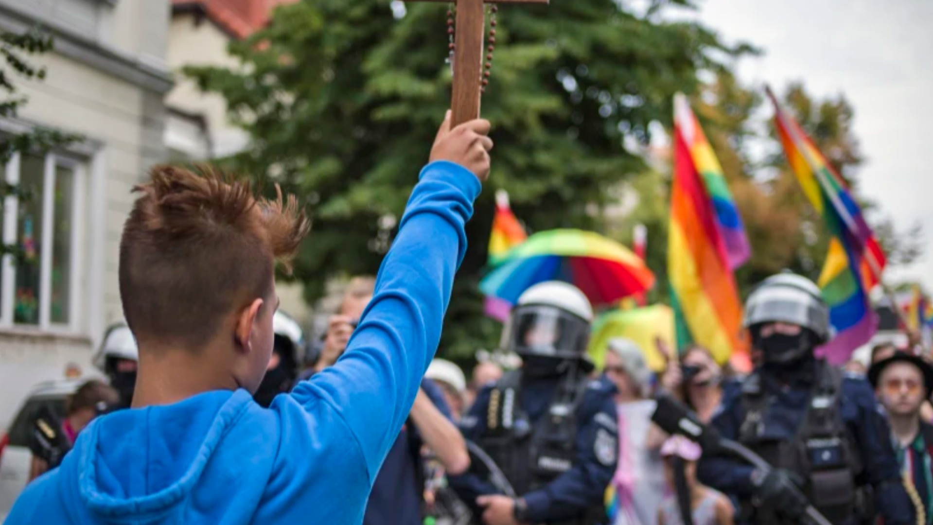 AB üyesi ülkede LGBT resmen yasaklandı!
