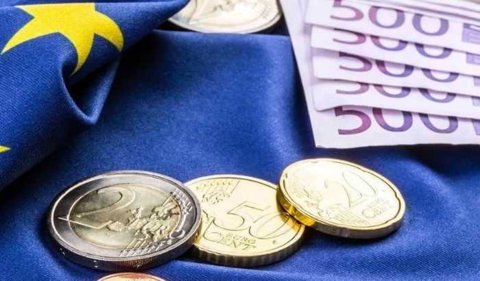 Euro Bölgesi tüketicileri ılımlı bir enflasyon patikası beklemeye devam ediyor