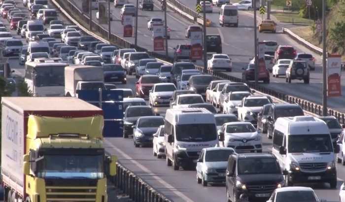 İstanbul'da yağmur nedeniyle trafik yoğunluğu yüzde 81'e çıktı: Şehir hatları seferleri olumsuz hava koşulları nedeniyle iptal edildi