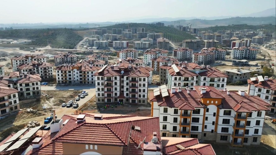 Depremzedelere yeni konutları teslim ediliyor