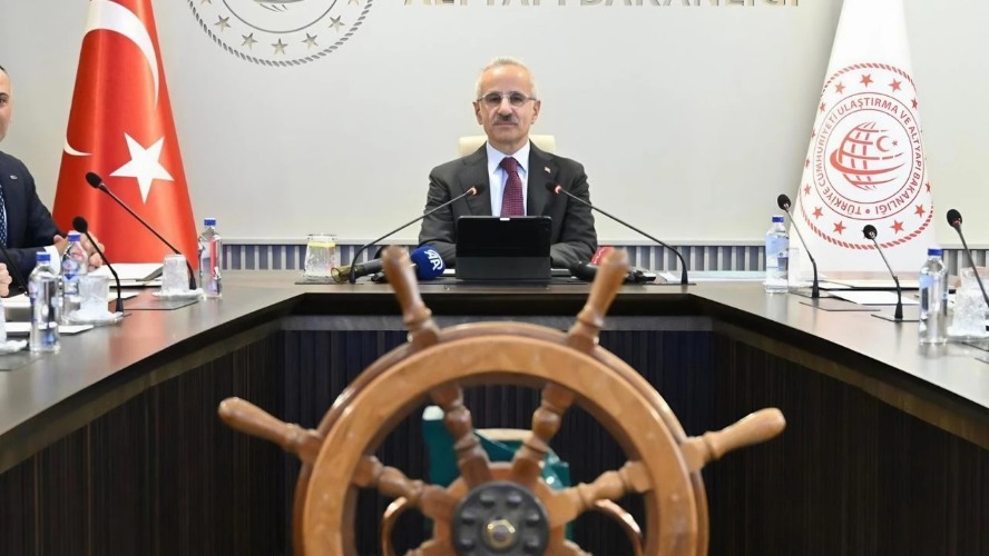 Bakan Uraloğlu'ndan denizcilere: YDS barajı düşürüldü, evrak külfeti azaldı