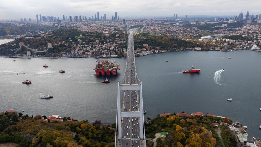 İstanbul Boğazı gemi trafiği yeniden açıldı: Arızalanan gemi güvenli bölgeye çekildi