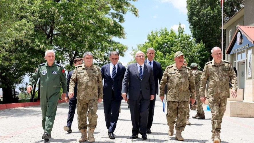 Bakan Güler Van sınırında: İsrail bölgeyi kaosa sürüklüyor, Türkiye hazır