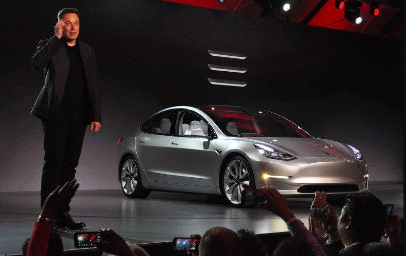 Elon Musk’tan sürücüsüz taksi atağı: 'Robotaxi' 22 Haziran’da yola çıkıyor