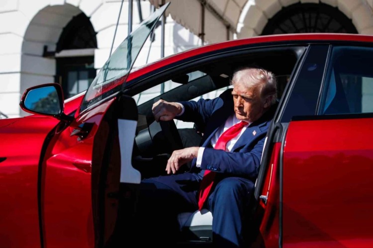 Trump destek için aldığı Tesla’yı şimdi satıyor: Satış kararı, siyasi mesaj mı?