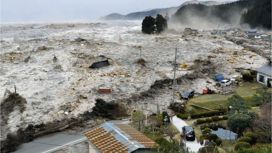 Pasifik’te kıyamet gibi deprem: Tsunami dalgaları kıyıya vurdu