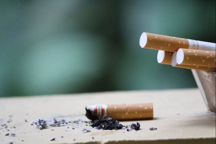 Sigara ile mücadelede yeni dönem: Sigara içene de içirtene de ceza