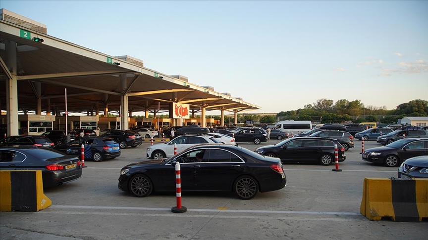 Gurbetçilerin yaz tatili esnafa can suyu oldu