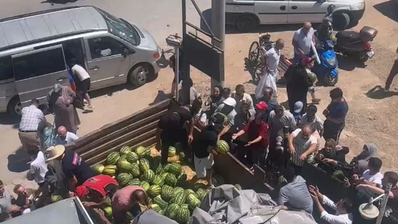 İnegöl'de 12 ton ücretsiz karpuz 20 dakikada tükendi