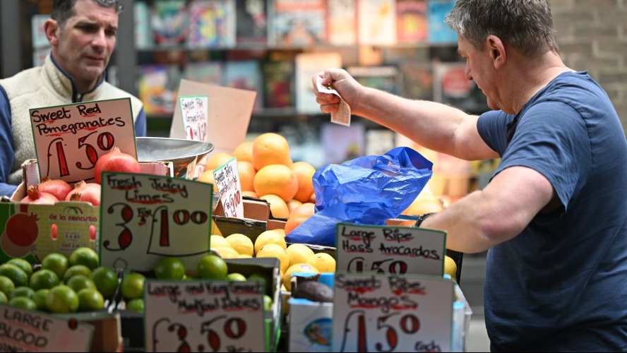 İngiltere’de market enflasyonuda sınırlı düşüş: Tüketiciler restoran yerine markete yöneliyor