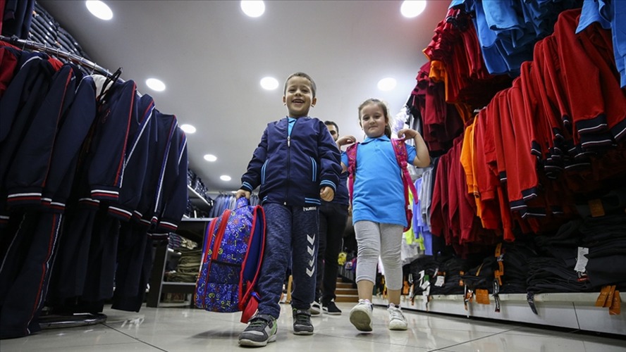 Okul kıyafeti alışverişi giyim piyasasını hareketlendirdi