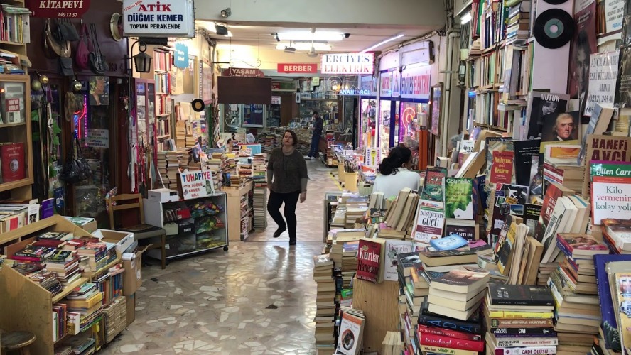 Kitap satışları bir yılda yarı yarıya düştü: Enflasyon kitap sektörünü sert vurdu
