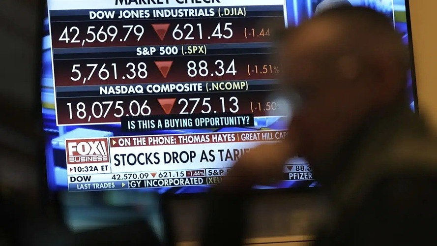 Dow rekor kırdı, Nasdaq geriledi: Fed faiz indirdi, piyasalar karışık kapandı