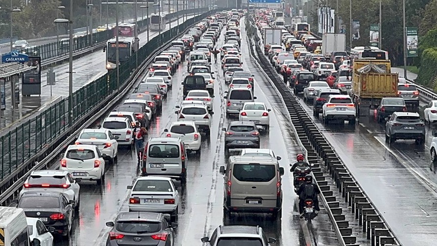 İstanbul’da okullar açıldı trafik kilitlendi