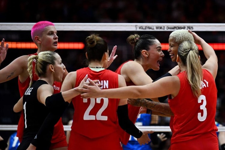 Türkiye’den voleybolda tarihi zafer: Japonya’yı devirdik, finale çıktık