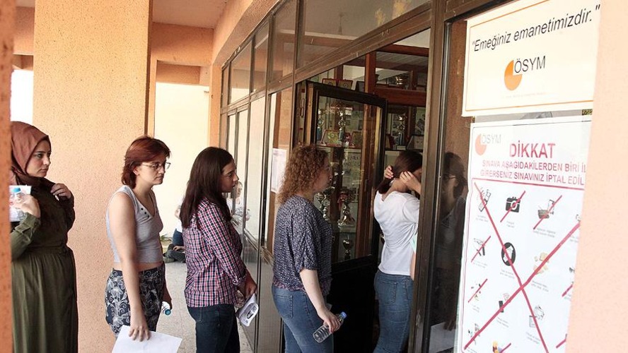 KPSS 2025 maratonu başladı: Yüzbinlerce aday sınav salonlarında