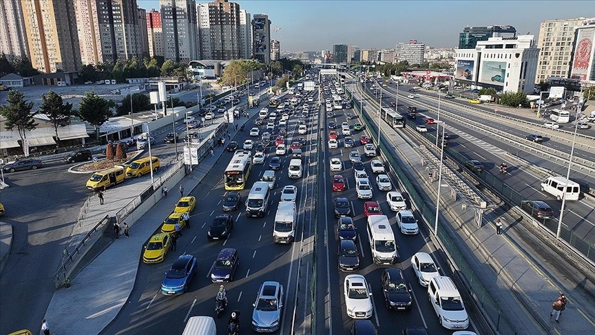İstanbul’da yeni eğitim yılıyla trafik durma noktasına geldi