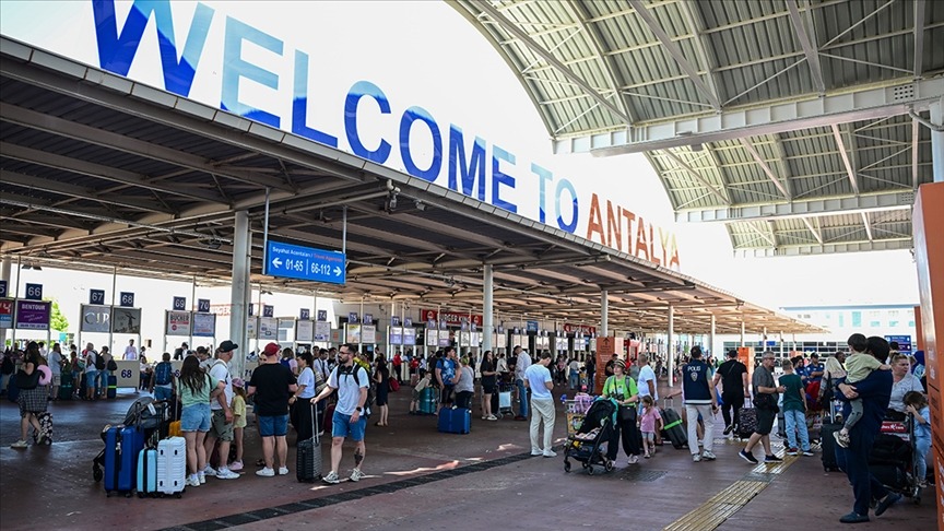 Antalya turizmde yeni rekora koşuyor: En çok turist nereden geldi?