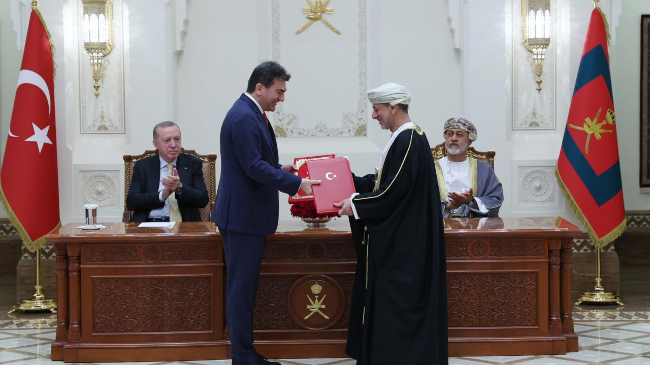 Erdoğan ve Umman Sultanı huzurunda tarihi anlaşmalar