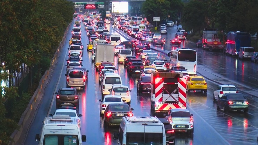 Pazartesi sendromu trafikte: İstanbul’da araçlar durdu