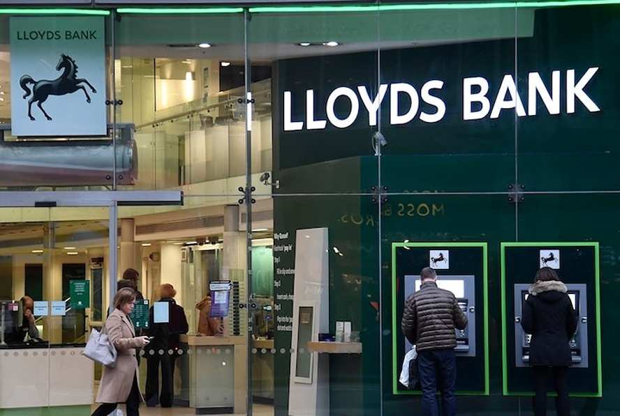 Lloyds Banking Group’un karı geriledi
