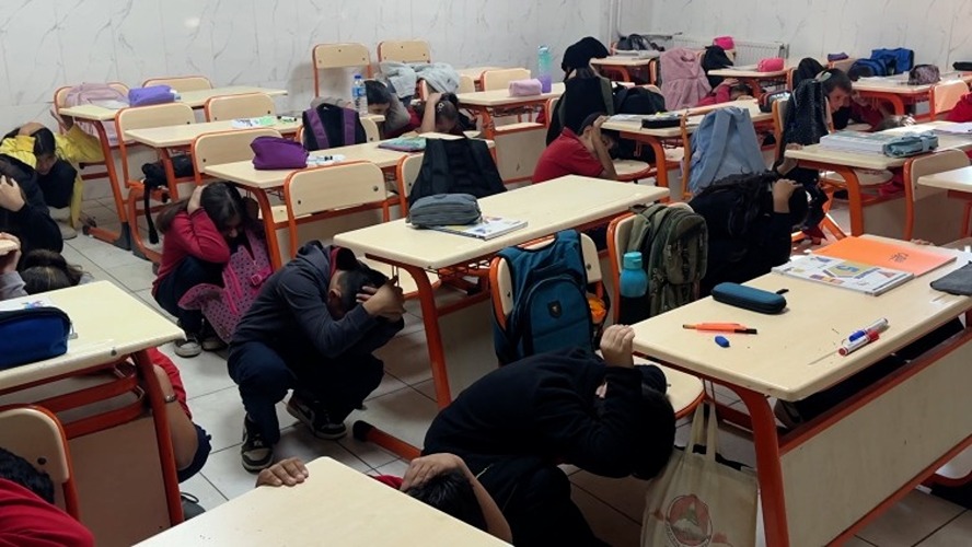 Okullarda afet bilinci güçleniyor: MEB’den Türkiye genelinde eş zamanlı afet tatbikatı