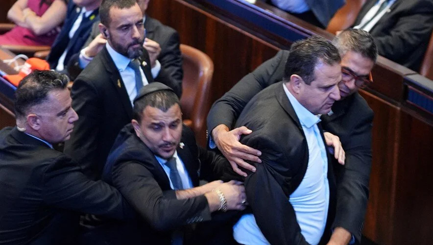 Knesset’te gerilim: Trump konuşurken “Soykırım” pankartı açıldı