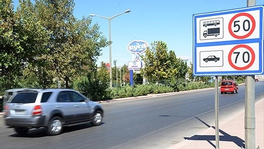 Sürücülere müjde: Kafa karıştıran hız levhaları kalktı