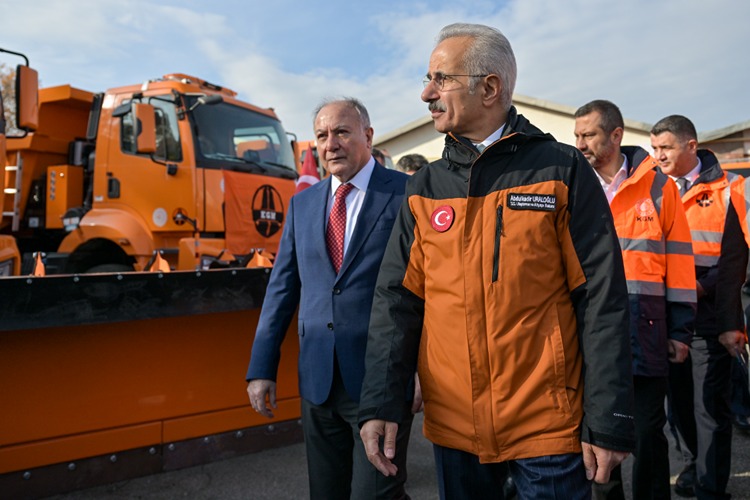 Bakan Uraloğlu: Karayollarımız 14 bin 728 makine ve ekipmanla hizmet verir hale geldi