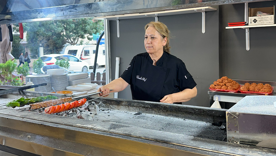 Adanalı kadın kebap ustaları üç erkeğin işini tek başına yapıyor