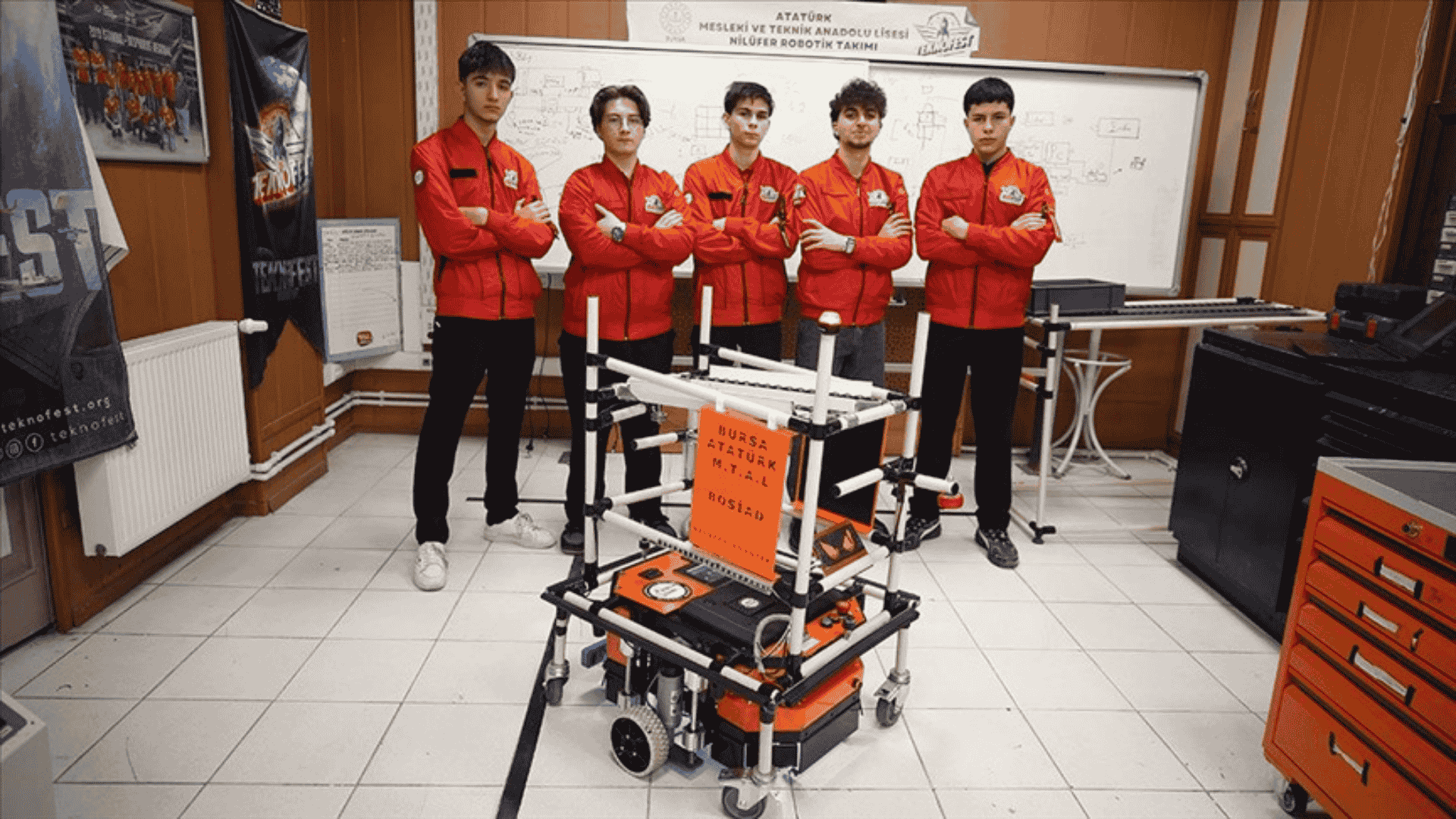 Bursa'da liselilerin geliştirdiği otonom robot "Vektör" sanayide iş yükünü hafifletecek