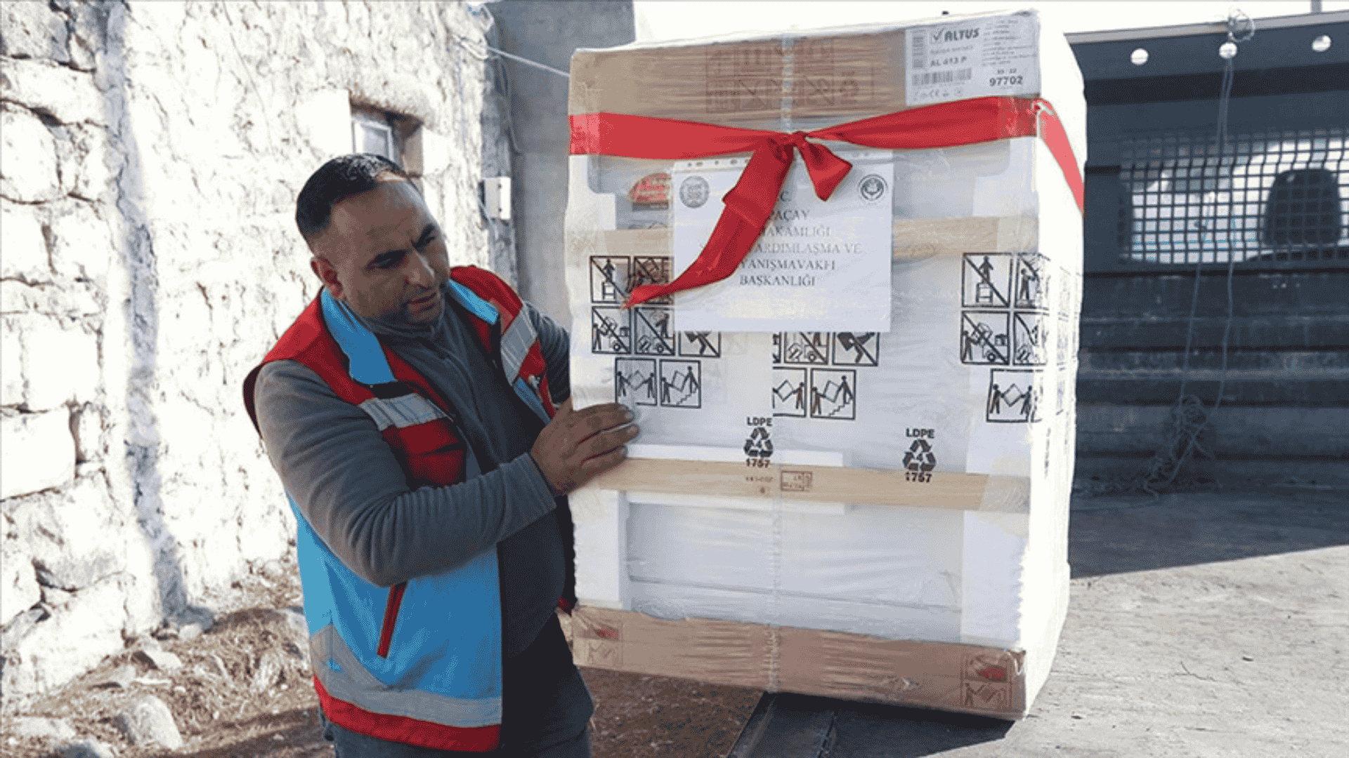 Kars'ta yeni evlenen çiftlere 6 ay kira ve 200 bin lira eşya desteği