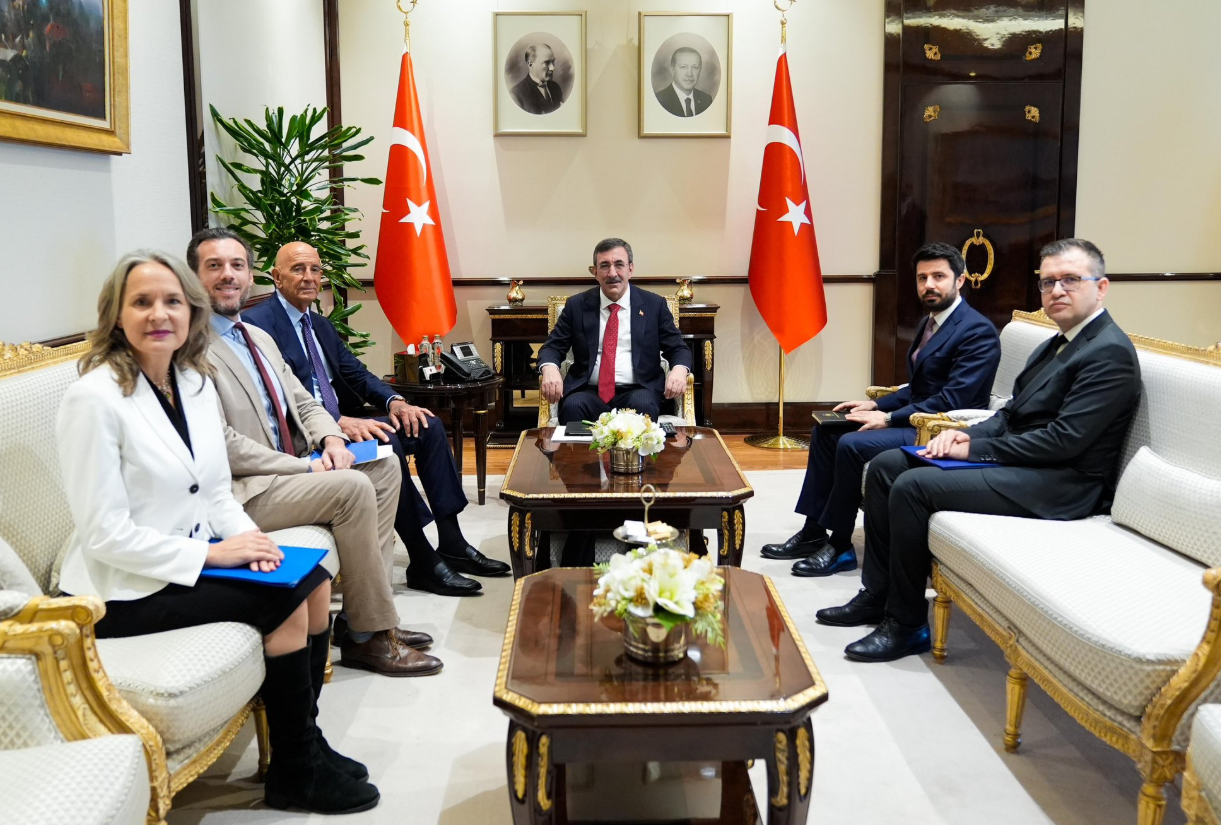 Cumhurbaşkanı Yardımcısı Yılmaz, ABD Türkiye Büyükelçisi Barrack ile görüştü