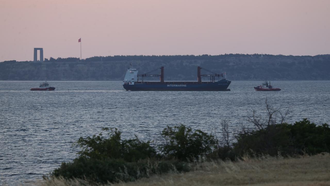 Çanakkale Boğazı’nda fırtına engeli: Gemi geçişleri durduruldu