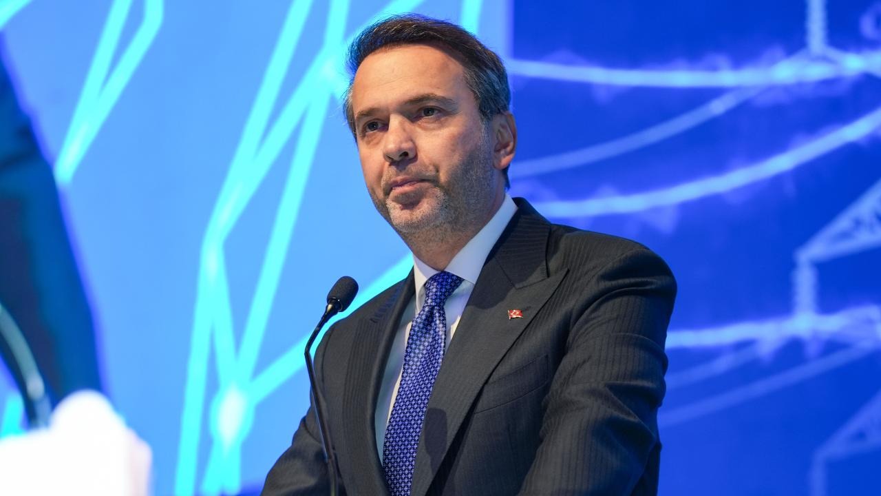Bayraktar duyurdu: Fabrikalar ve oteller kendi elektriğini üretecek