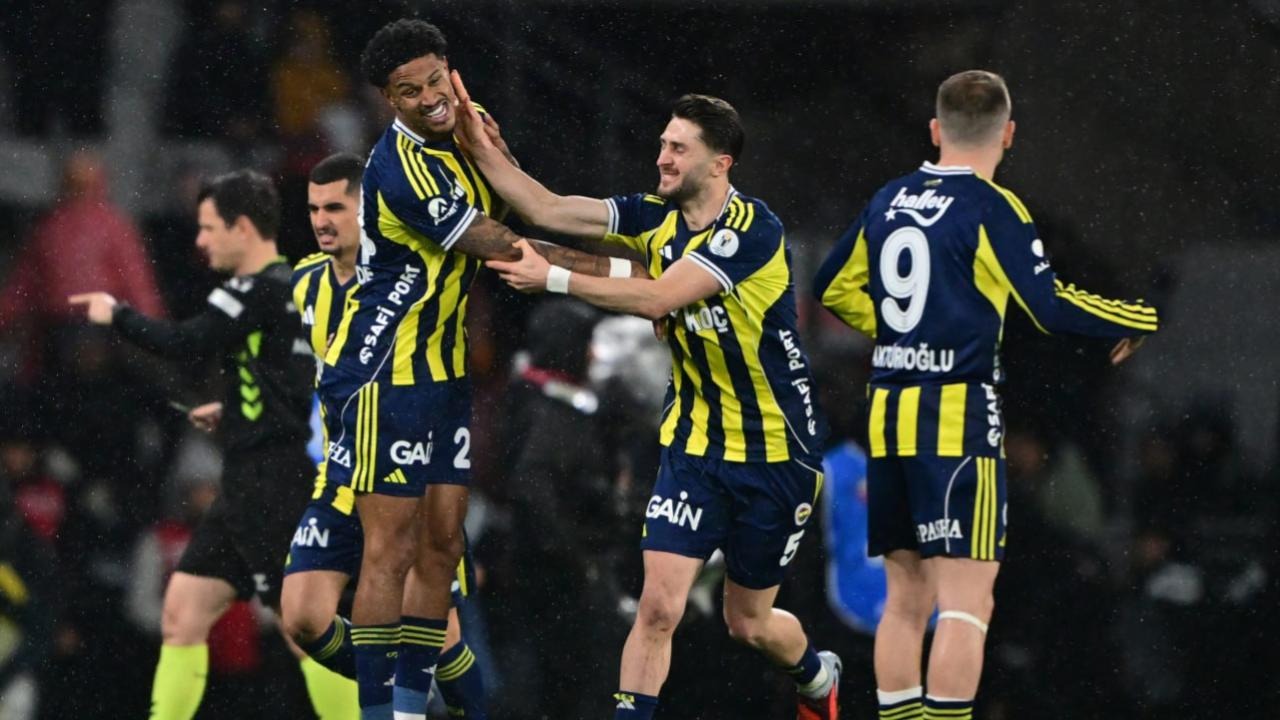 Süper Kupa finalinde Fenerbahçe Galatasaray'ı 2-0 yendi