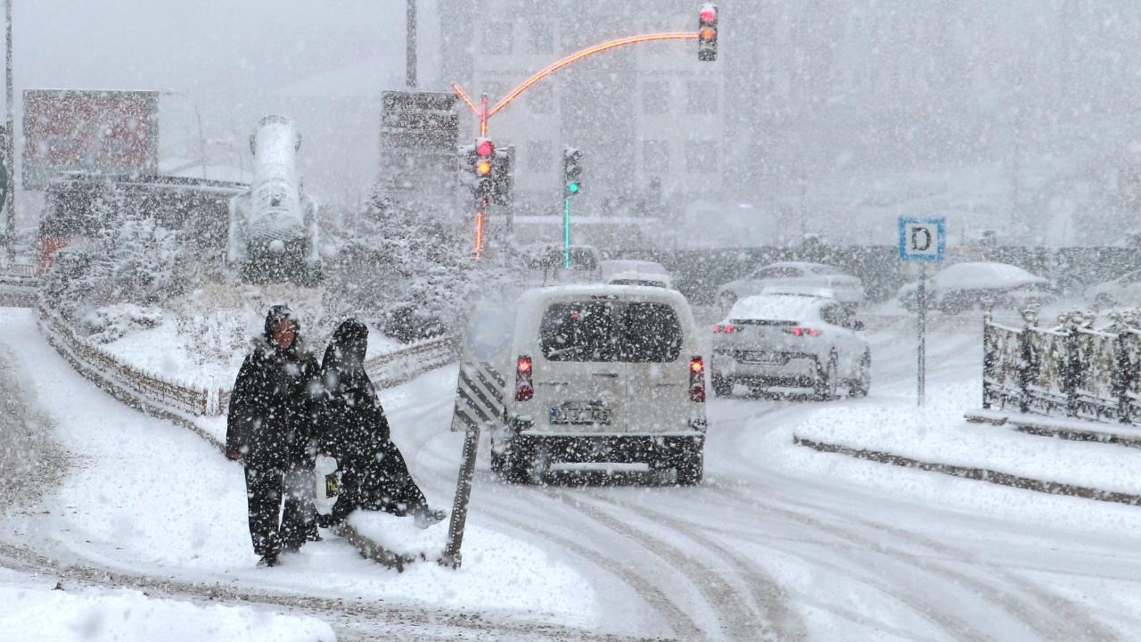 Türkiye’ye kar geri döndü: Meteoroloji haritayı paylaştı